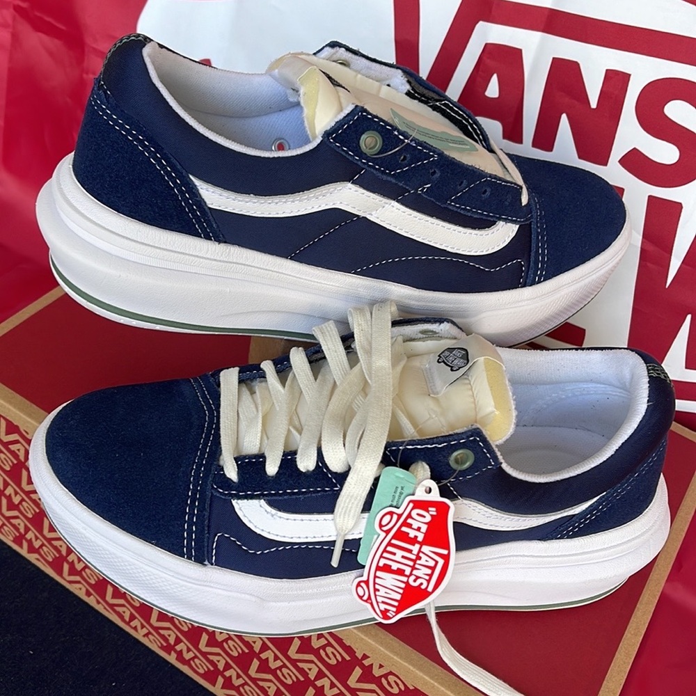 Vans Men’s Old Skool Over
Pop Color Dress Blues
VNOA7Q5ELKZ
platforms - sneakers - Picture 8 of 16